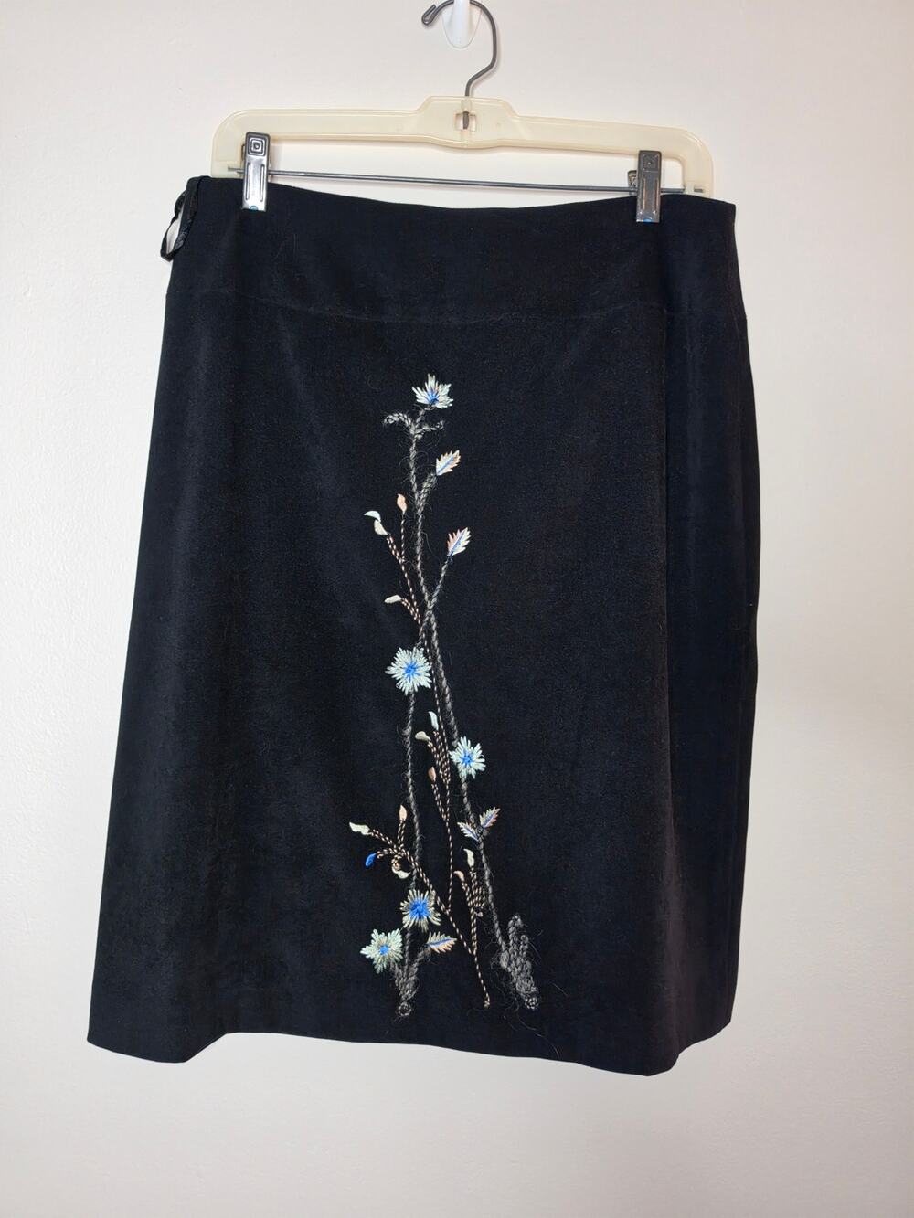 Vtg Alfani Black Faux Suede Embroidered Floral Skirt 12 Y2K Midi Made in Korea
